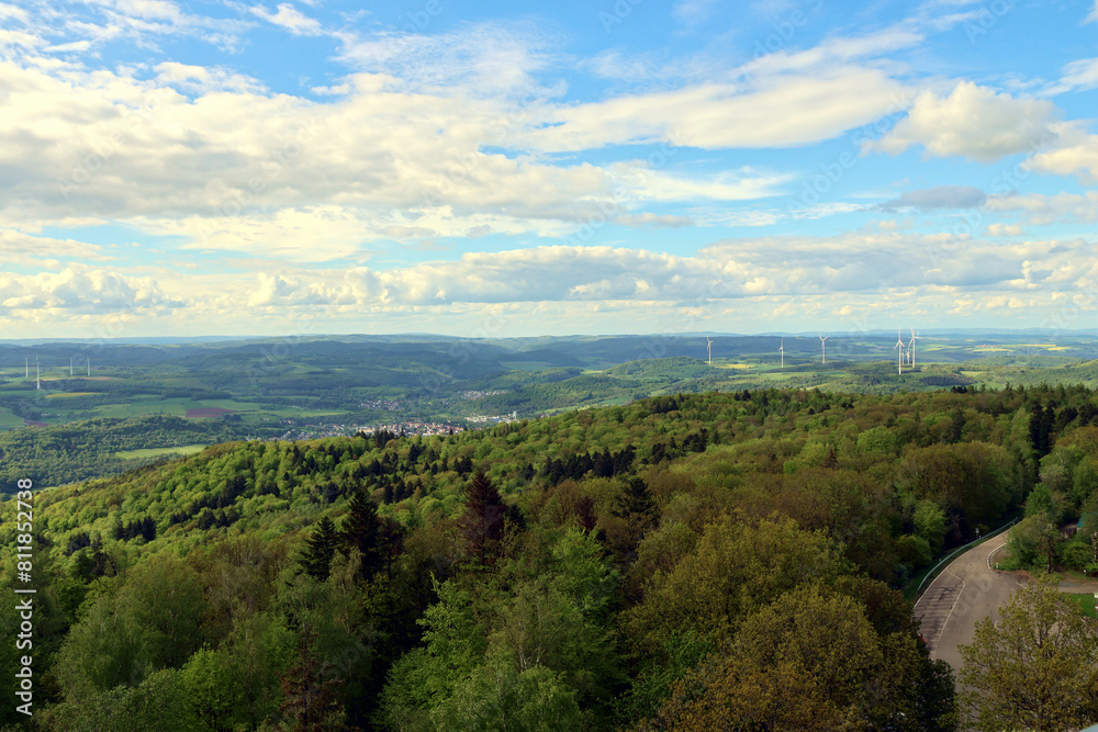 Fototapeta premium Aussicht ins Nordpfälzer Bergland vom Potzbergturm auf dem Potzberg in der Gemeinde Föckelberg im Landkreis Kusel im Bundesland Rheinland-Pfalz. 