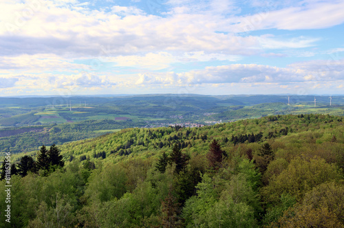Aussicht ins Nordpfälzer Bergland vom Potzbergturm auf dem Potzberg in der Gemeinde Föckelberg im Landkreis Kusel im Bundesland Rheinland-Pfalz. 