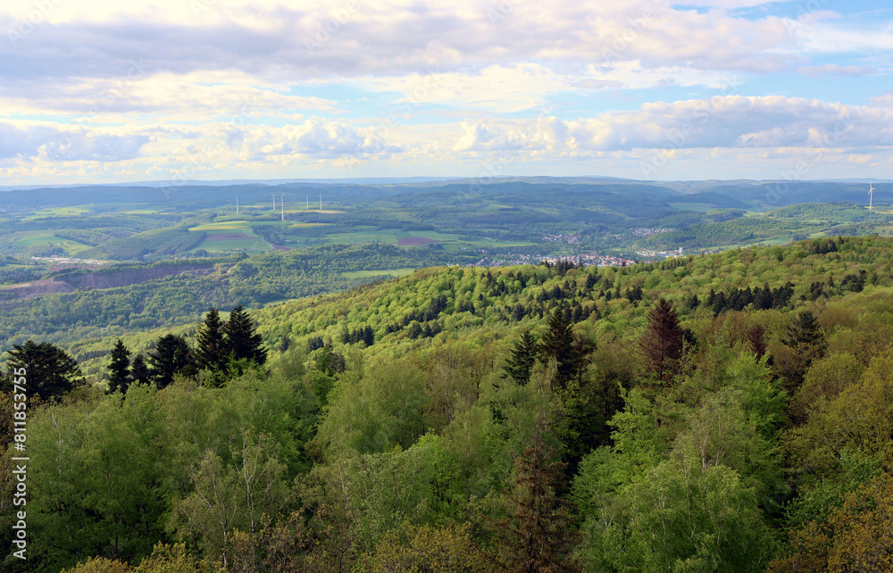 Aussicht ins Nordpfälzer Bergland vom Potzbergturm auf dem Potzberg in der Gemeinde Föckelberg im Landkreis Kusel im Bundesland Rheinland-Pfalz. 