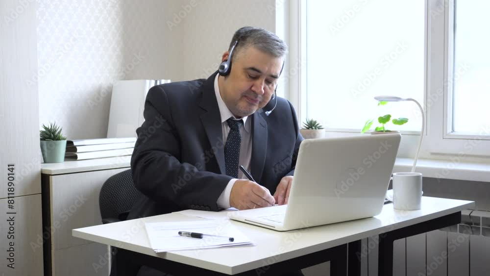 A technical support specialist conducts a video call with a customer. Suitable for content on service, customer support, remote work, and call center operations. A technical support specialist conducts a video call with a customer. Suitable for content on service, customer support, remote work, and call center operations.