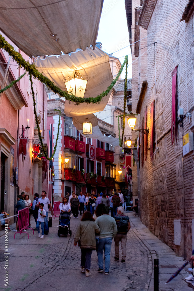 Obraz premium Calles adornadas en Toledo para el Corpus Christi, España