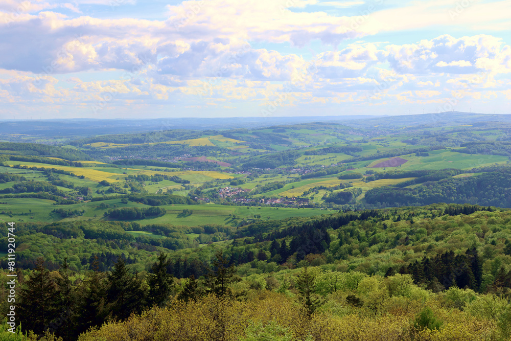 Aussicht ins Nordpfälzer Bergland vom Potzbergturm auf dem Potzberg in der Gemeinde Föckelberg im Landkreis Kusel im Bundesland Rheinland-Pfalz. Aussicht ins Nordpfälzer Bergland vom Potzbergturm auf dem Potzberg in der Gemeinde Föckelberg im Landkreis Kusel im Bundesland Rheinland-Pfalz.