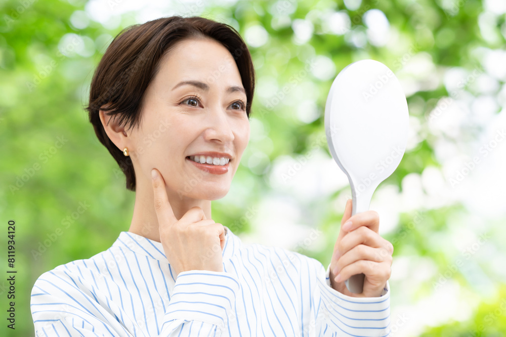 鏡を見るミドル女性