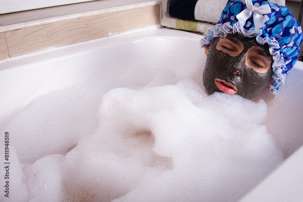 Relaxation and relaxation in the bath. Delicious drinks and gossip over the phone. Relaxation and relaxation in the bath. Delicious drinks and gossip over the phone.