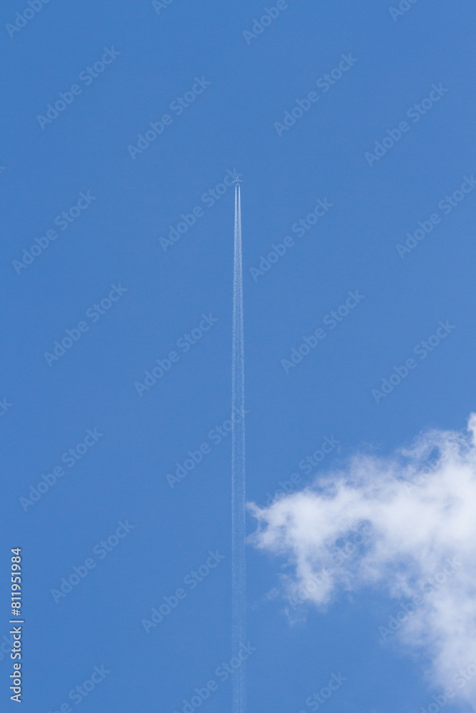 空高くの飛行機雲
