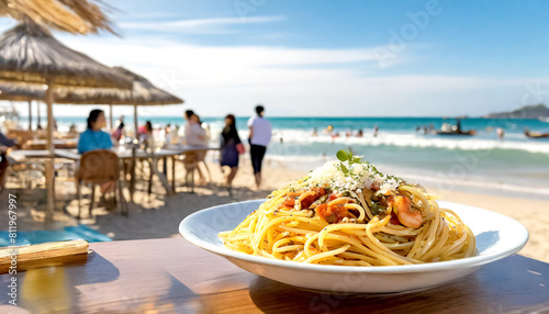 Spaghetti Aglio e Olio, im Hintergrund Beachbar 