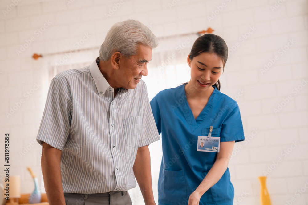 Obraz premium Senior Man Receives Medical Check-Up Therapy from Doctor in Hospital Clinic: Professional Health Care Service for Elderly Patients Facing Health Problems, with Comprehensive Exams and Consultations