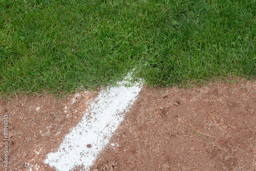 фотографія where the foul line and infield clay meets the outfield grass