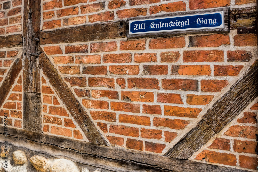 mölln, deutschland - alte hausfassade mit straßenschild vom till-eulenspiegel-gang in der altstadt