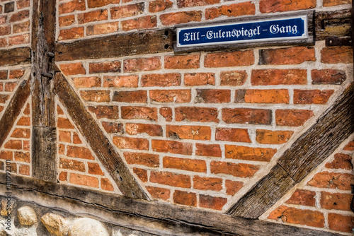 Obraz na płótnie mölln, deutschland - alte hausfassade mit straßenschild vom till-eulenspiegel-gang in der altstadt w salonie