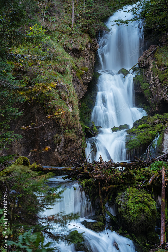Kleiner Wasserfall im Gebirge