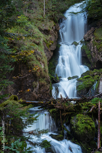Obraz na płótnie Kleiner Wasserfall im Gebirge w salonie