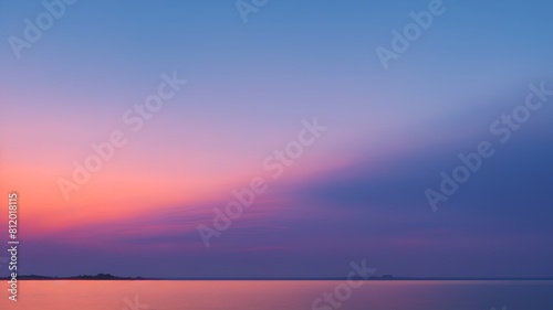 水に反射している夕日が沈む空 © 　Coro