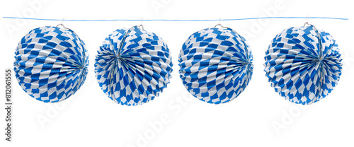 Blau weisse Lampions an einer Leine mit Bayrischem Rautenmuster isoliert