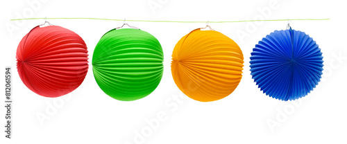 Bunte Lampions an einer Leine isoliert