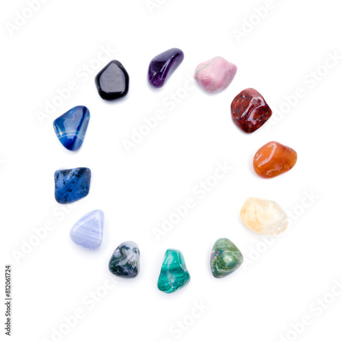 Verschieden Halbedelsteine farbig sortiert und isoliert