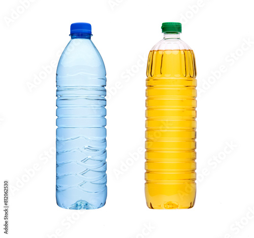 Wasserflasche und Speiseölflasche isoliert auf weissem Hintergrund