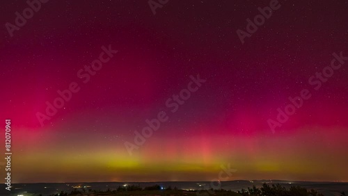 Polarlicht in mittleren Breiten, Aurora Borealis in Österreich, Europa, Himmel leuchtet in rosa, pink und gelb photo