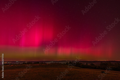 Polarlicht in mittleren Breiten, Aurora Borealis in Österreich, Europa, Himmel leuchtet in rosa, pink und gelb photo