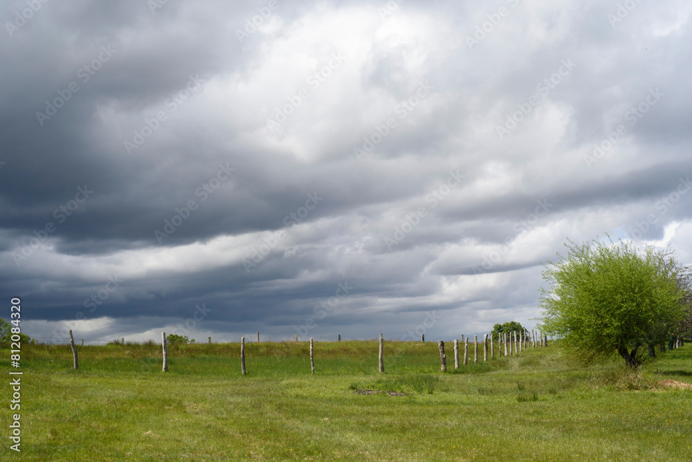 Nubes de tormenta en campo vallado en zona rural de Asturias
