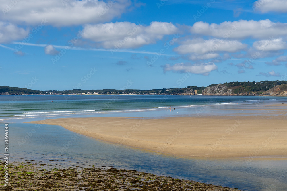 La plage de l'Aber, silhouette majestueuse surplombant la baie de Morgat, une vue à couper le souffle sur la presqu'île de Crozon en Bretagne.