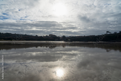 Reflets des nuages dans le sable mouill   en fin de journ  e sur la presqu   le de Crozon  une atmosph  re sereine et captivante    l heure dor  e.