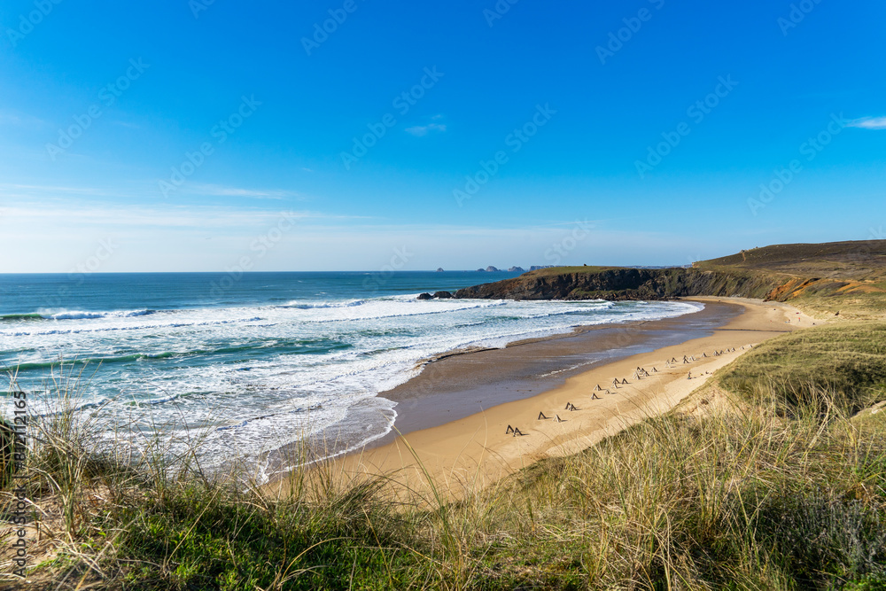 Vue panoramique sur la plage de Lostmarc'h et l'éperon rocheux