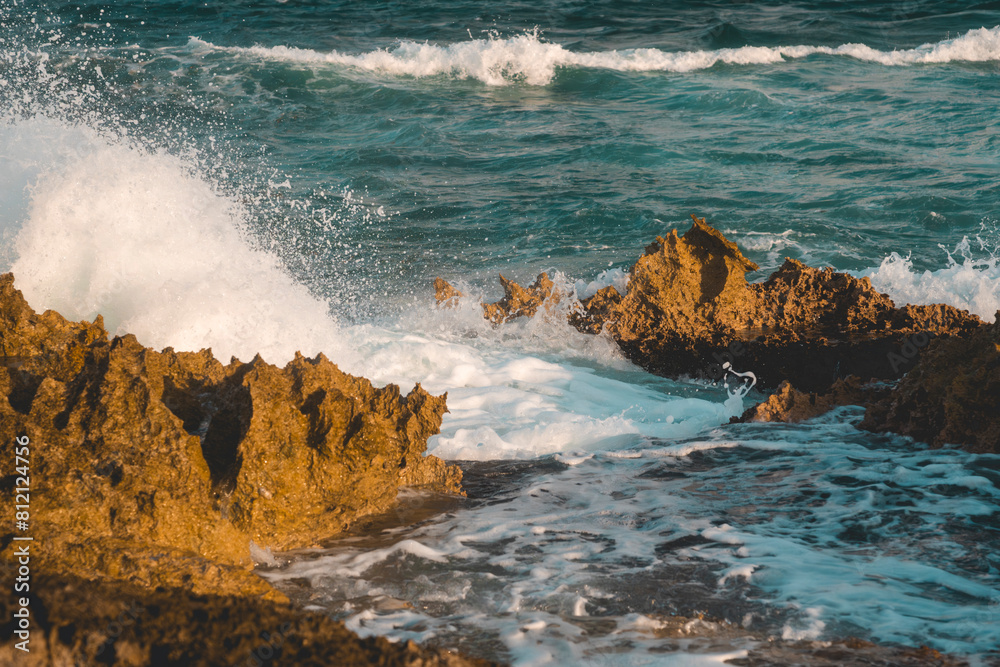 Obraz premium Ola de Mar ropiendo en la roca