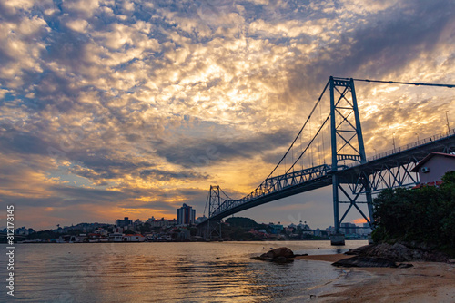 nuvens e a ponte e o pôr-do-sol em Florianópolis Brasil Florianopolis
