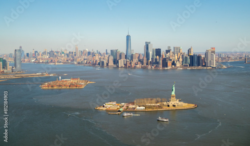 Obraz na płótnie Liberty and Ellis Islands and downtown Manhattan seen from an helicopter ride over New York Bay w salonie