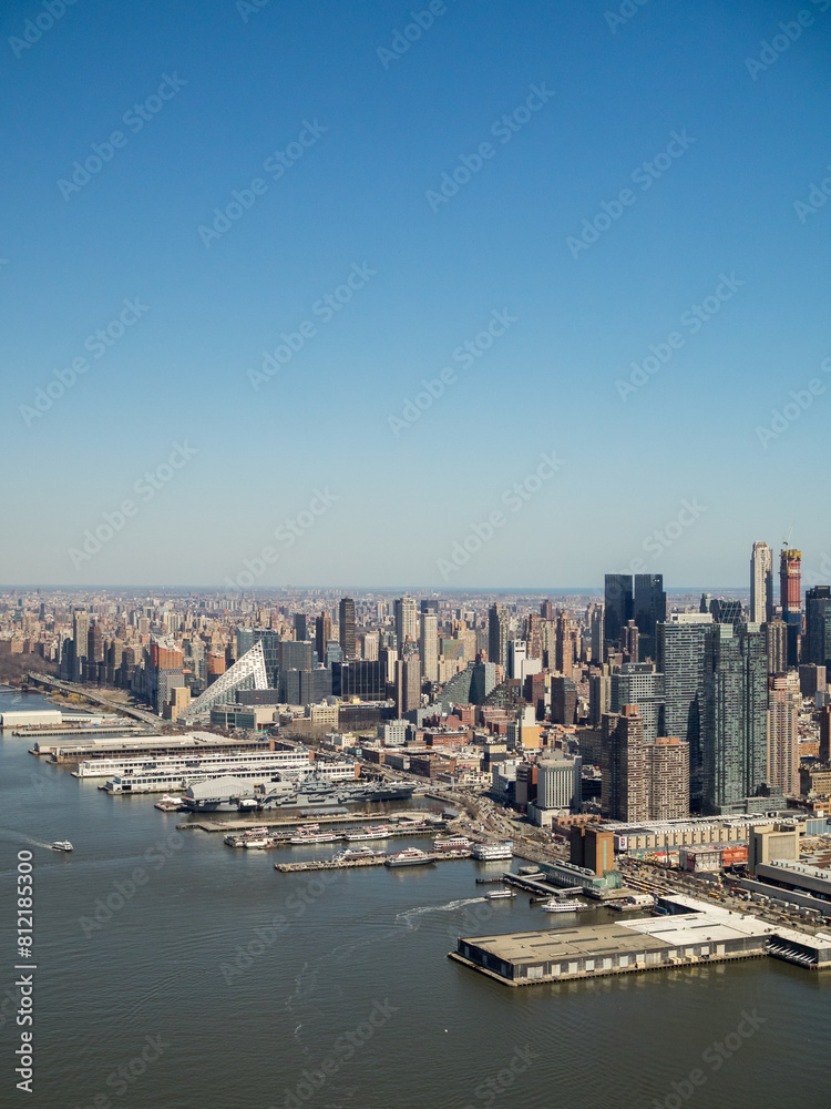Obraz premium Flying over Hudson River aside Manhattan