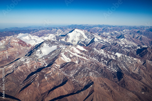 Vista aérea das nevadas Cordilheiras dos Andes entre Chile e Argentina