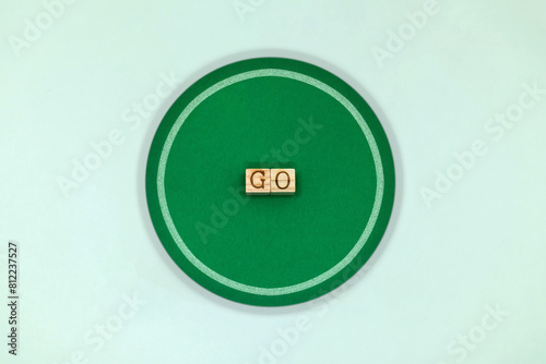 GOの英語ブロックが中央にある芝生風の緑の丸いマーク photo