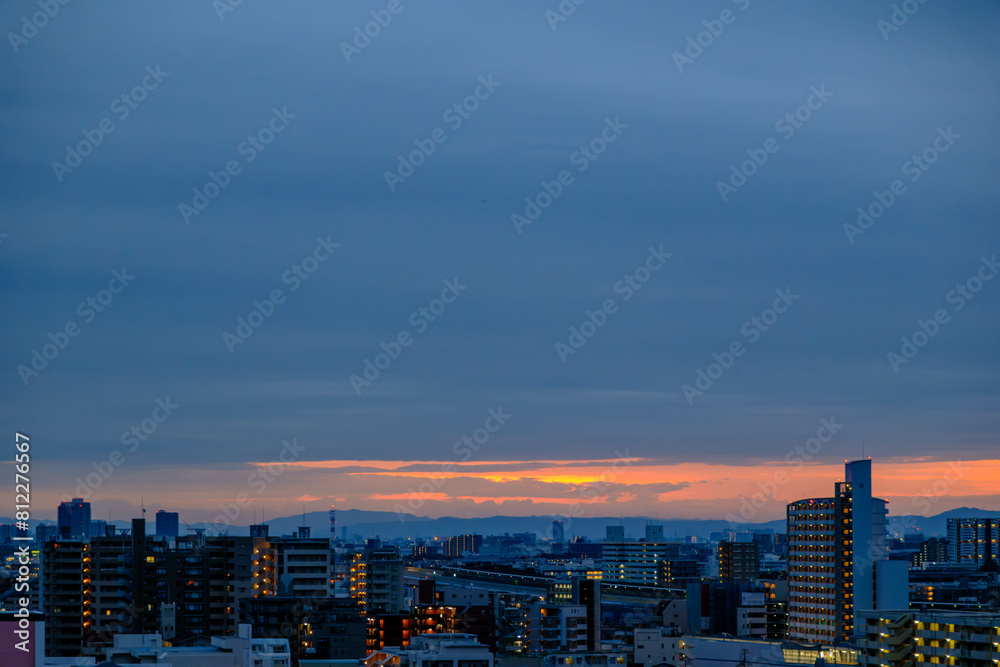 Naklejka premium 夜明け前の都市景観。神戸市東灘区の高層ビルから芦屋大阪方面をのぞむ 背景に生駒山系が見える