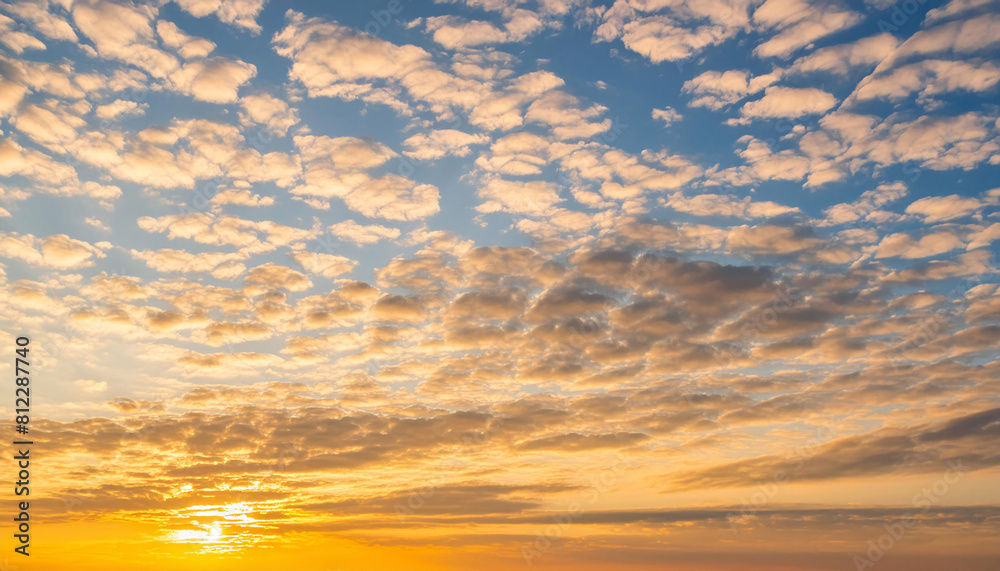 Fototapeta premium Cloudscape: Capturing the Beauty of Sky in Time-lapse Sunrise and Sunset