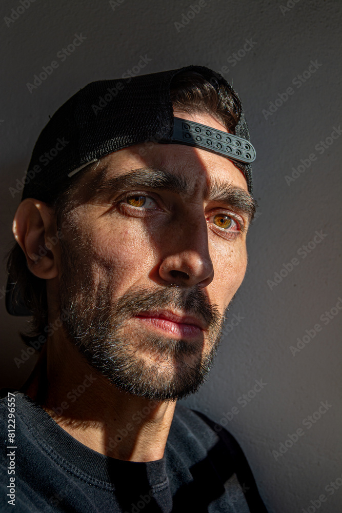 hombre con gorra hacia atras con mirada al frente hombre con gorra hacia atras con mirada al frente