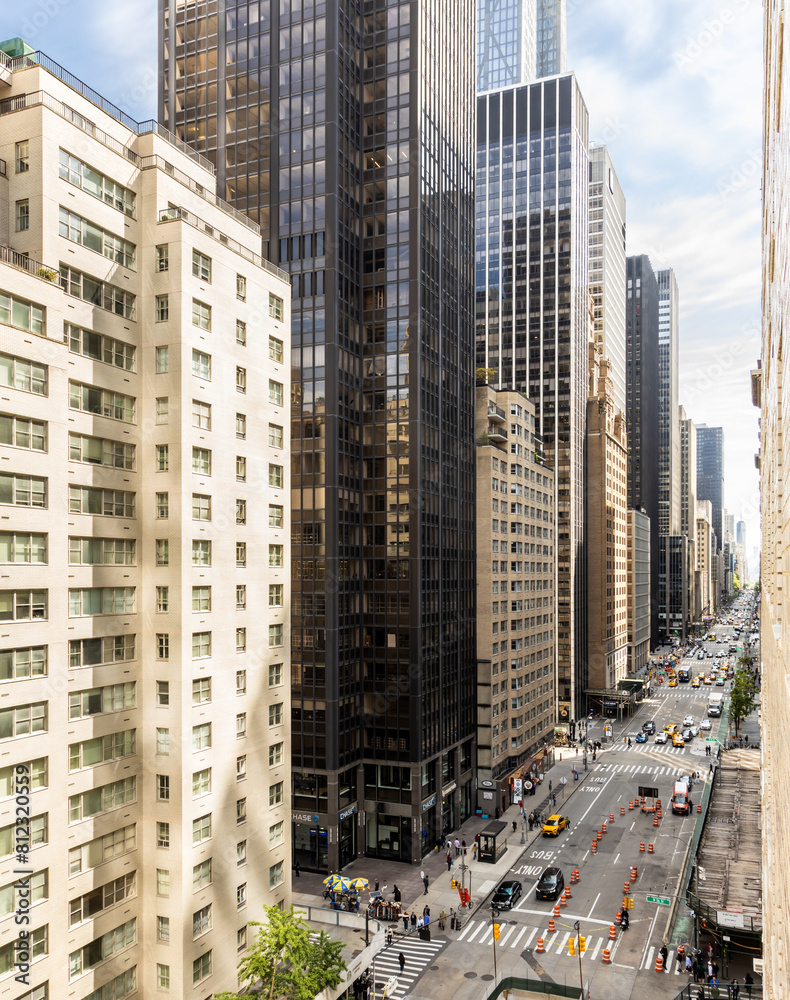 Obraz premium Vertical Aerial View of Sixth Avenue New York City on a Sunny Day
