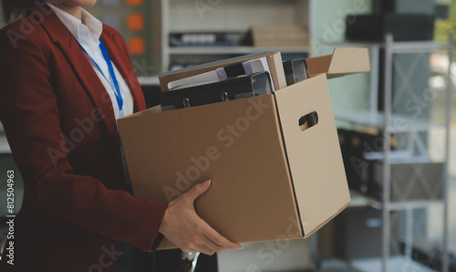 Foto Businesswoman packing her things for move