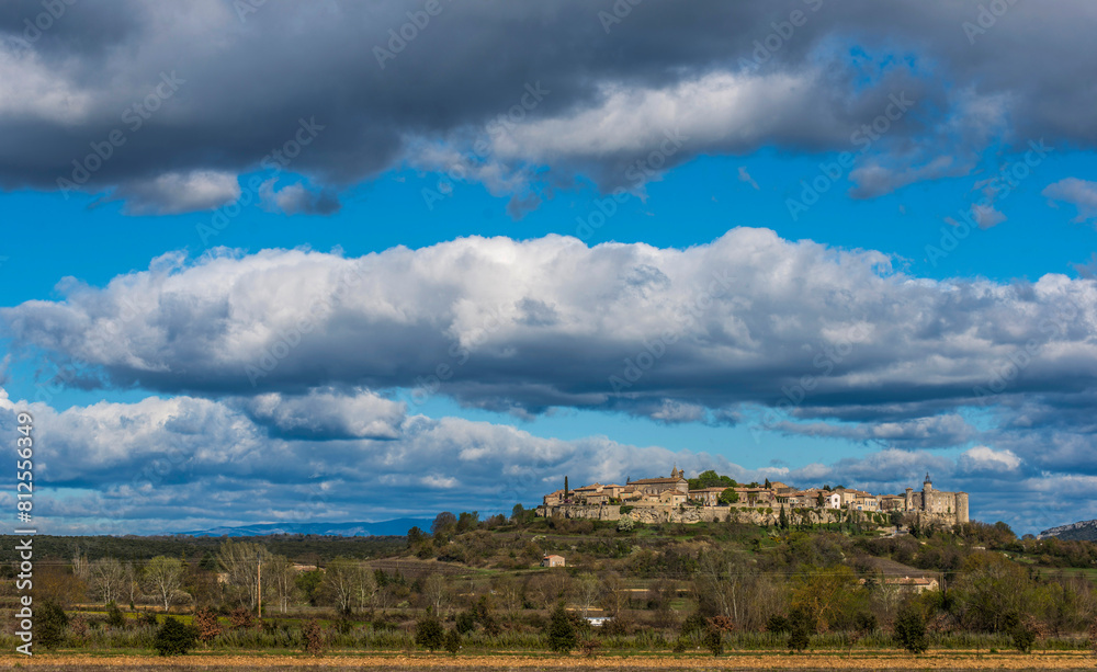 Vue panoramique de Lussan, Gard, France Vue panoramique de Lussan, Gard, France