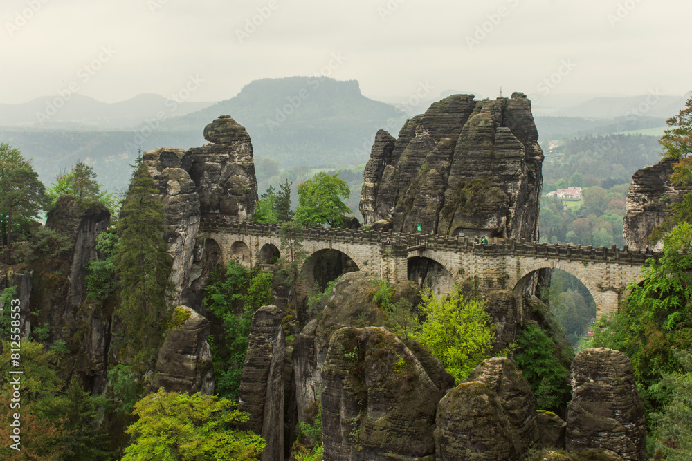 Bastei - formacja skalna w Szwajcarii Saksońskiej. W tle szczyt Lilienstein.