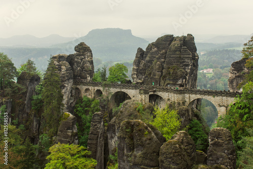 Obraz na płótnie Bastei - formacja skalna w Szwajcarii Saksońskiej. W tle szczyt Lilienstein. w salonie