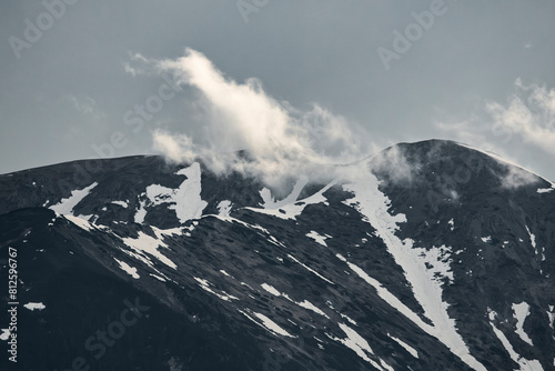szczyty gór tatry niskie chmura śnieg skały