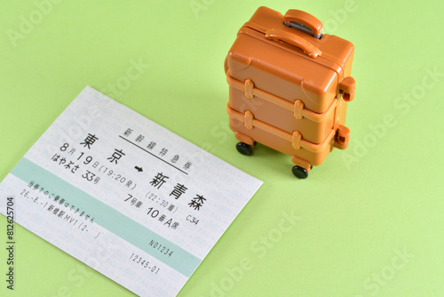 新幹線特急券とスーツケース
