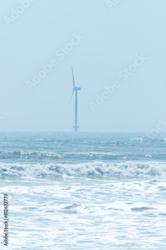太平洋の銚子沖に立つ風力発電