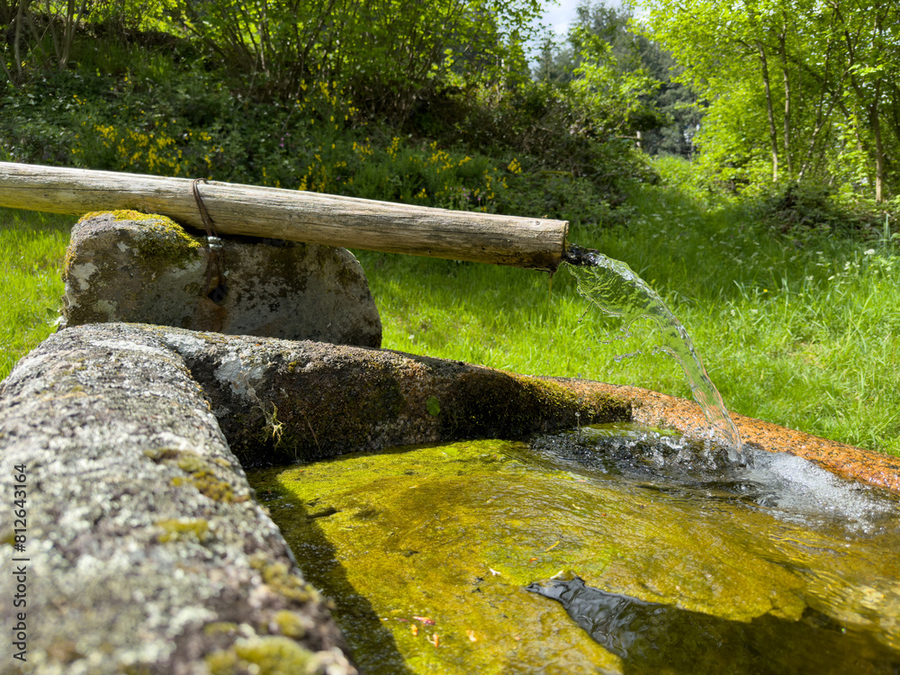 Fototapeta premium Source eau en montagne - Fontaine 