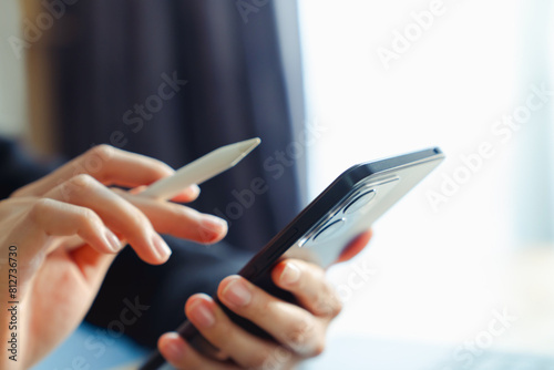The business manager uses a smartphone and its apps for customer support  including email  chat  and phone communication.