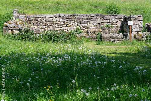 Mauerreste der Wüstung von Hopfgarten bei Teichröda ,in Thüringen photo