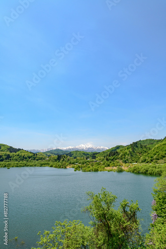 白川湖 青空と残雪と新緑の水没林  © rujin
