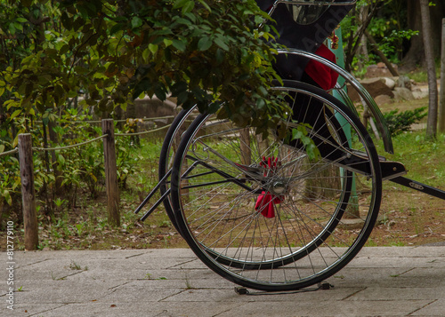 東京赤坂氷川神社の境内に停めれた人力車