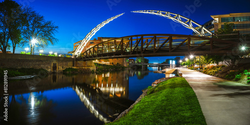 Cuadro en lienzo Sioux Falls Downtown River Greenway Lighted Trail, Skyline, Bridges, and Reflect